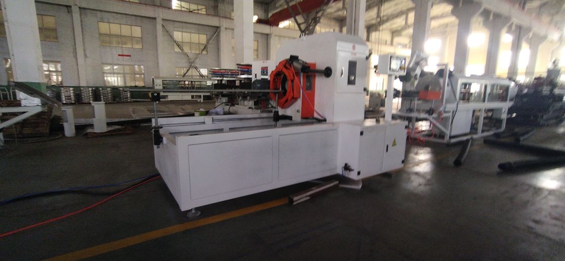 خط إنتاج أنابيب مموجة مزدوجة الجدار أوتوماتيكيًا مع نظام تحكم PLC متقدم و 28/36 زوجًا من القوالب لقطر الأنبوب من 50 مم إلى 200 مم