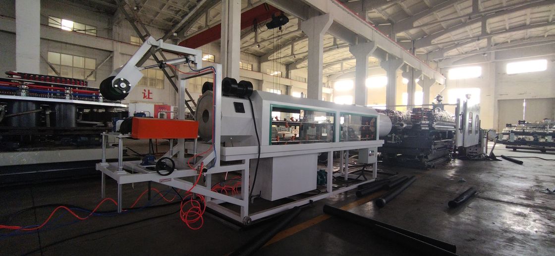 خط إنتاج أنابيب مموجة مزدوجة الجدار أوتوماتيكيًا مع نظام تحكم PLC متقدم و 28/36 زوجًا من القوالب لقطر الأنبوب من 50 مم إلى 200 مم