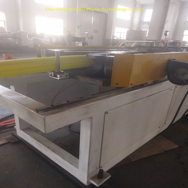 تحكم PLC الكهربائي قابلة للتخصيص الطاقة الكلية خط طحن أنابيب PVC مع نظام تبريد الماء