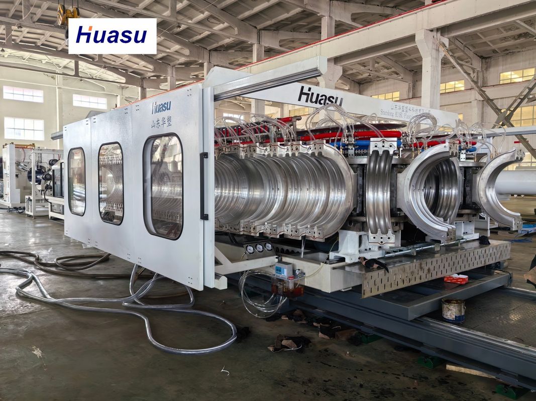 خط إنتاج أنابيب PVC المموجة الأوتوماتيكية بقطر أنبوب 32-1600 مم وسعة 60-2000 كجم/ساعة ونظام PLC من سيمنز