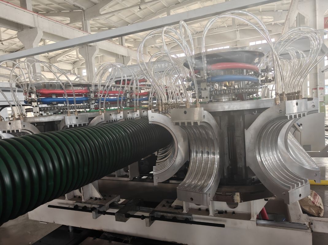 خط إخراج أنابيب PE PP PVC مزدوجة الحائط المموجة مع مادة المسمار 38CrMoALA 32-1600mm