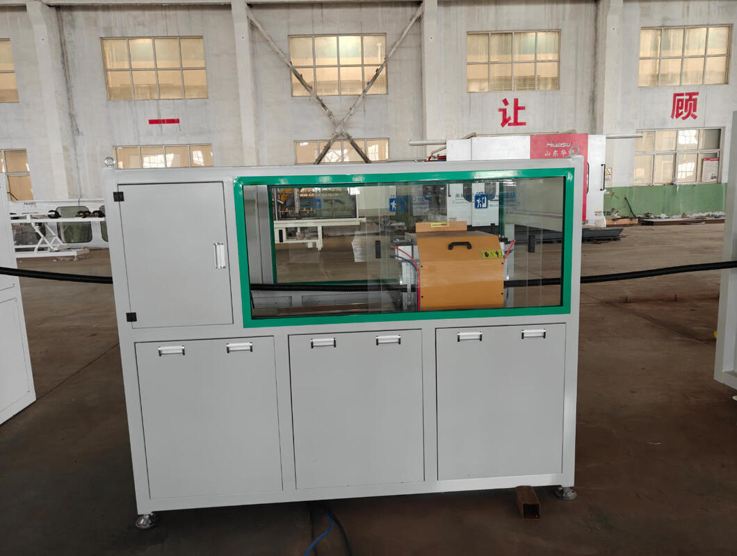 خط إنتاج بثق الأنابيب المموجة ذات الجدار الواحد بحد أقصى لحجم الأنبوب 110 ملم، ونظام تبريد مائي، ومحرك سيمنز للإنتاج عالي السرعة