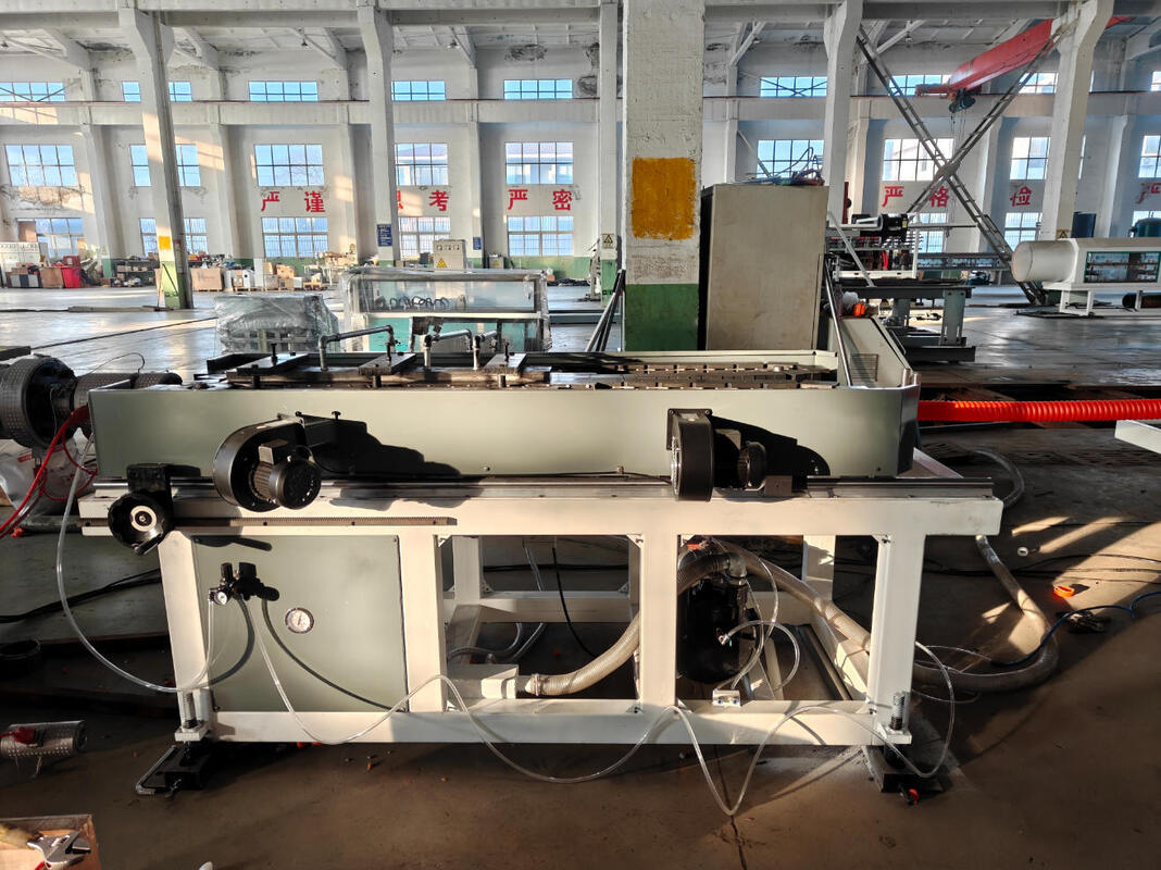 خط إنتاج بثق الأنابيب المموجة ذات الجدار الواحد لنظام تبريد المياه لمعالجة البلاستيك PE مع مادة أسطوانة 38CrMoAlA