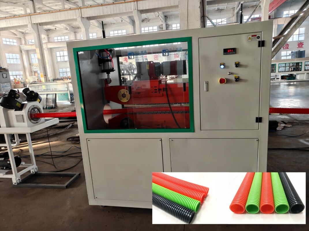 خط بثق الأنابيب المموجة أحادية الجدار مع تحكم PLC عن بعد ومكونات سيمنز شنايدر الكهربائية لتصنيع الأنابيب المتينة