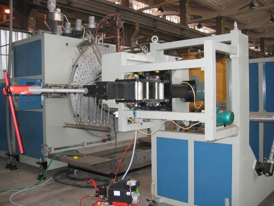 خط بثق الأنبوب HDPE الحلزوني خط إنتاج الأنبوب الحلزوني ذو الطول الكبير