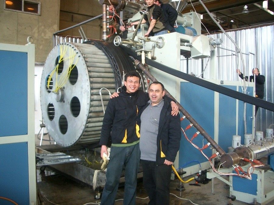 خط إنتاج الأنابيب خط إنتاج أنابيب دوامة ضخمة Hound قطرها تجويف HDPE